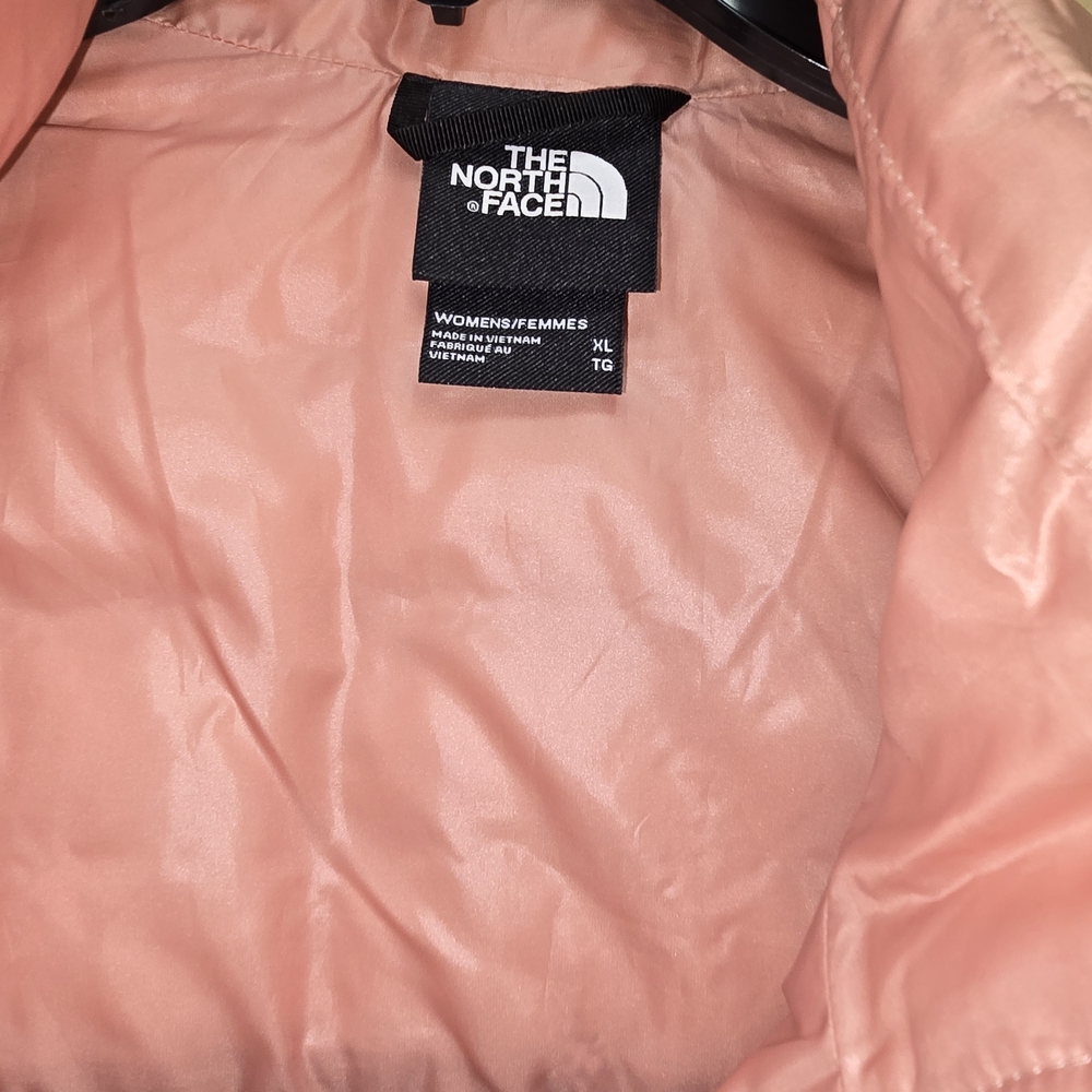 The North Face Women's Insulated Puffer Jacket - Coral Peach